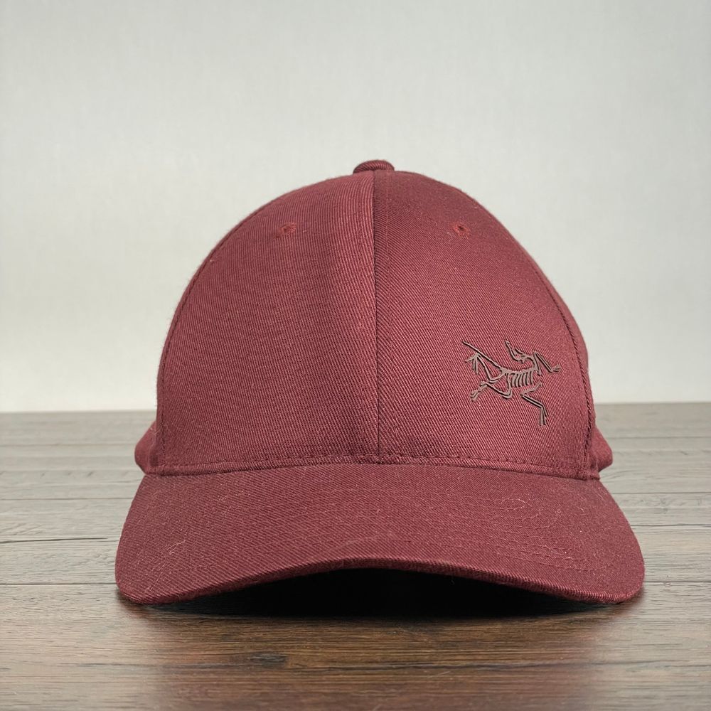 Arcteryx Hat Mens Burgundy Flexfit Fitted S-M Hiking Trail Outdoors